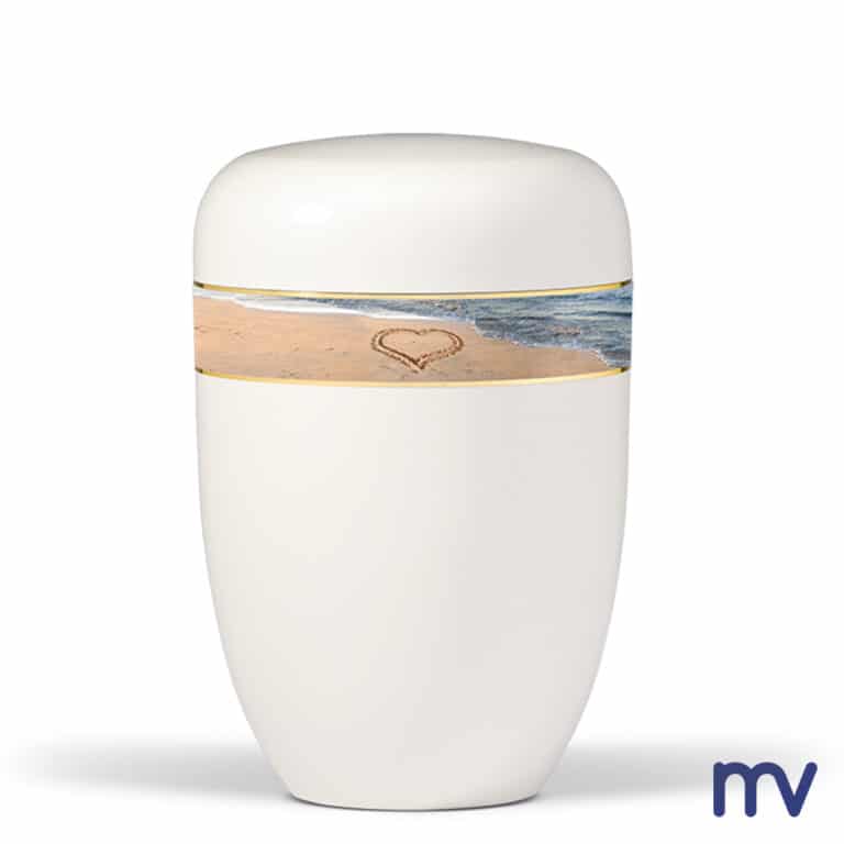 Morivita - stalen urne met decoratieflinthart op het strand in crèmewit